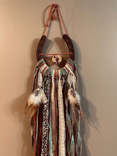 Horse Shoe Decor Ideas, Western Hanging Decor, Diy Western Crafts To Sell, Western Things To Make, Western Crafts To Make And Sell, Saddle Display Ideas House, Country Crafts For The Home, Western Diy Decor Craft Ideas, Diy Horse Room Decor