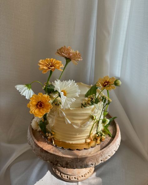 wildflower buttercream velvet cake adorned with zinnias and cosmos picked by me :)) • #gardencake #weddingcake #pinterest #pinterestaesthetic #cottagecore #floralcake #cakedesign #cakedecorating #cakeartist #florist #summertime #august #birthdaycake #aestheticcake #trendycakes #buttercream #countryside #cakeforbreakfast #vintagecake Banana Cake Decoration, Banana Honey, Honey Wedding, Garden Cakes, Breakfast Cake, Floral Cake, Banana Cake, Velvet Cake, Vintage Cake