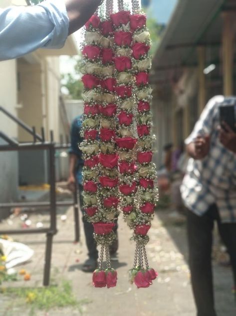 Jaymala For Wedding, Wedding Mala Rose, Poola Dandalu, Jai Mala, Indian Outdoor Wedding Decor, Wedding Varmala, Leg Mehandi, Rose Garland Wedding, Wedding Mala