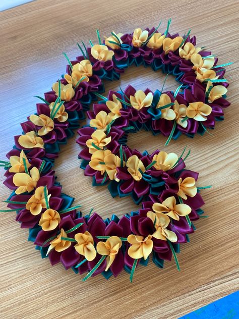 Samoan Graduation, Candy Lei Diy, Flower Lei Diy, Plumeria Ribbon Lei, Diy Lei, Yarn Lei, Grad Stole, Graduation Lei Ideas, Lei Diy