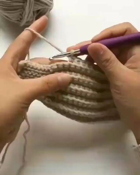 Crochet Hat Tutorial, Pola Topi, Easy Crochet Stitches, Crochet Beanie Pattern, Crochet Stitches Video, Crochet Basket Pattern, Crochet Lessons, Haken Baby, Crochet Stitches For Beginners