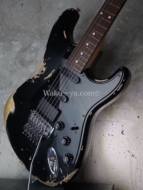 Fender Custom Shop '59 Stratocaster FRT S-S-H / Black / Heavy Relic - 和久屋<Wakuya> Fender Black Stratocaster, Black Stratocaster, Black Fender Guitar, Squier Affinity Stratocaster, Fender Stratocaster Sunburst, Fender Custom Shop, Fender Stratocaster, Guitar Design, All Black