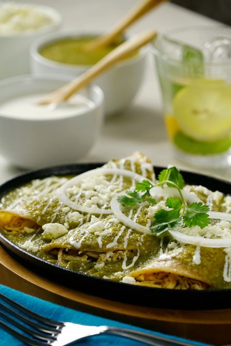 Las enchiladas son un platillo mexicano muy popular hecho a base de tortillas fritas rellenas de pollo servidas con salsa. En esta ocasión preparamos enchiladas verdes, servidas con queso fresco y cebolla. ¡Atrévete a probarlas! Food Enchiladas, Enchiladas Mexicanas, Enchiladas Suizas, Deli Food, Enchilada Recipes, Mexican Food Recipes Authentic, Dinner Dishes, Mexican Dishes, Mexican Recipes