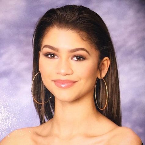 Early 2000 Babes🖤 on Instagram: “Zendaya’s senior portrait” Grad Photos Makeup, Senior Yearbook Pictures, Senior Portraits Yearbook, Senior Pictures Yearbook, Photo Yearbook, Graduation Pictures High School, Senior Picture Makeup, Yearbook Pictures, Graduation Party Ideas