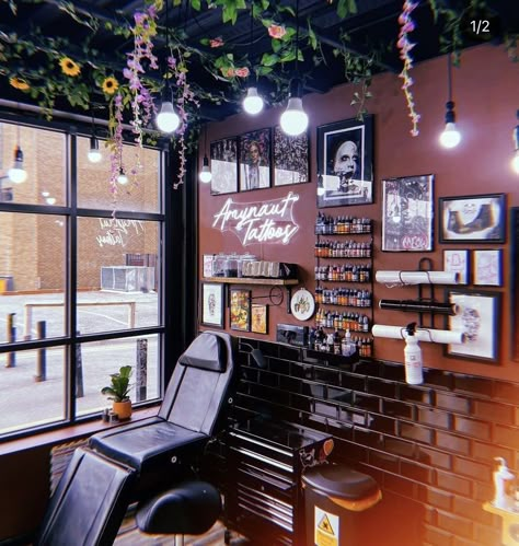 Tattoo Studio Storage Ideas, Tattoo Shop Layout Ideas, Tattoo Shop Wall Painting, Diy Tattoo Studio Decor, Tattoo Studios Workspaces, Tattoo Station Aesthetic, Garage Tattoo Studio, Tattoo Shop Mural Ideas, Tattoo Artist Room Decor