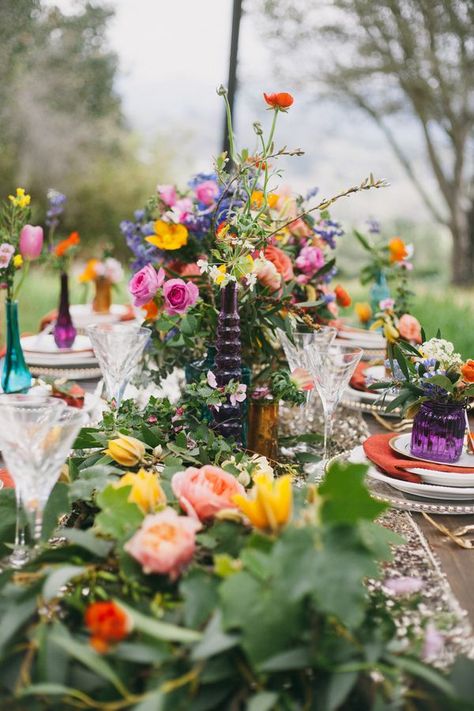 Ein kleiner Blumengarten als Tischdeko Bohemian Garden Wedding, Garden Bridal Showers, Bohemian Garden, Boho Garden, Outdoor Dinner, Wildflower Wedding, Deco Floral, Wedding Table Settings, Wedding Tablescapes