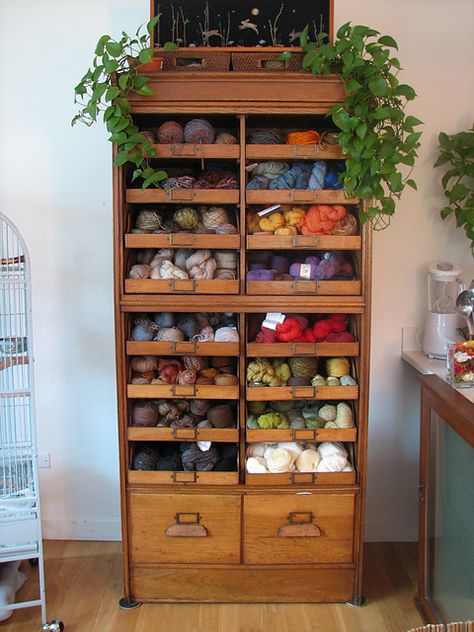 Yarn Storage Solutions, Craft Storage Ideas, Alex Anderson, Yarn Display, Knitting Room, Knitting Storage, Yarn Organization, Dream Craft Room, Yarn Storage