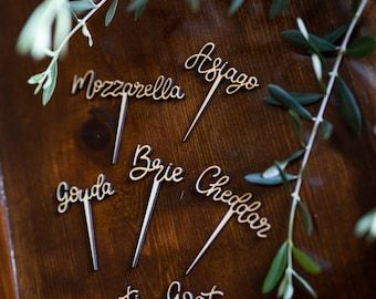 Charcuterie Favor Cups with Mini Wooden Forks for Food Favor - Etsy Brasil Charcuterie Picks, Cheese Names, Cheese Markers, Cheese Labels, Cheese Wheel, Favor Cups, Havarti, Grazing Table, Happy Birthday Signs