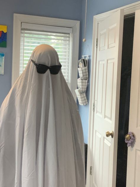 Ghost With Glasses Costume, Ghost Aesthetic Outfit, Ghost Outfit Halloween, Silly Ghost Costume, Ghost With Sunglasses Costume, Ghost Costume Sheet, Ghost Sunglasses Aesthetic, Ghost Costume With Sunglasses, Sheet Ghost Costume