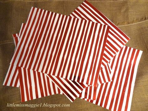 Christmas Paper Placemats Free Printable, Wrapping Paper Table Runner Christmas, Diy Placemats Christmas, Paper Placemats Ideas Diy, Diy Placemats Paper, Christmas Paper Placemats, Paper Placemats Ideas, Diy Christmas Placemats, How To Make Placemats