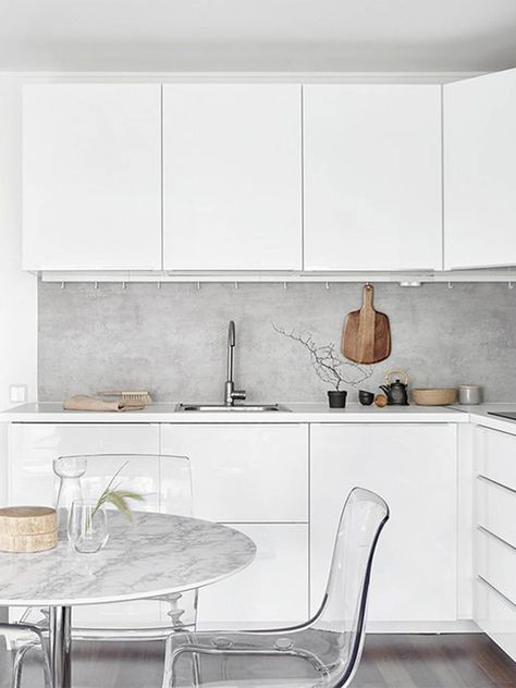 est living pinterest top 10 design chaser Dapur Skandinavia, White Kitchen Interior Design, White Kitchen Interior, Kitchen Splashback Tiles, Model Dapur, Timber Kitchen, Kabinet Dapur, Modern Kitchen Interiors, Concrete Kitchen