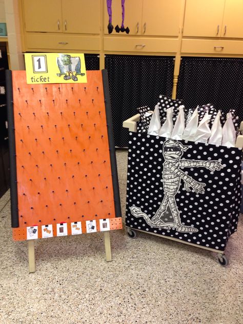 Plinko game board  for our school carnival. Thank you, Curtis Garrett!  Prizes and grab bags courtesy Reading Recovery teachers. What a fun night! Halloween Plinko Board, Diy Fall Festival Games, Plinko Game, Halloween Carnival Games, Diy Carnival Games, Fall Festival Games, Festival Games, Diy Carnival, Fall Carnival