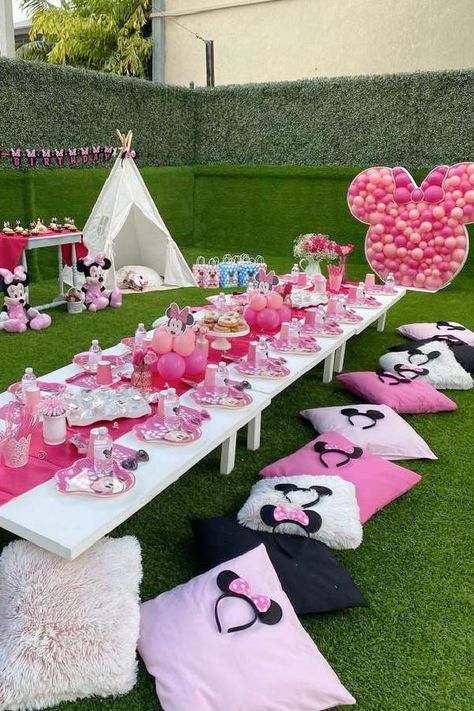 Oh Twodles Table Decorations, Minnie Mouse Kids Table, Minnie Mouse Sleepover Ideas, Minnie Mouse Bowtoons Birthday Party Ideas, Mimmie Mouse Birthday, Minnie Mouse Diy Party Decorations, Small Minnie Mouse Party, Minnie Mouse Party Table Decor, Minnie Mouse Party Ideas Decoration