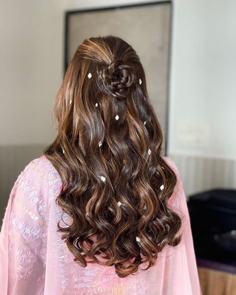 50 Sassy Wedding Hairstyles for Long Hair Short Hairstyle Wedding, Bridesmade Hairstyles, Hairstyles For Engagement, Chic Wedding Hairstyles, Hair Styal, Engagement Hairstyle, Lehenga Look, Wavy Wedding Hair, Engagement Hairstyles