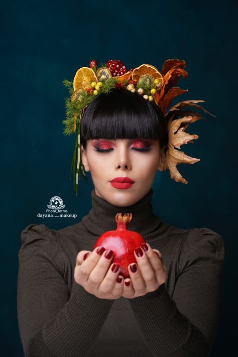 Yalda Makeup Ideas, Makeup Yalda Night, Yalda Photography Idea, Yalda Accessories, Yalda Makeup, Yalda Night Makeup, Photography Figure, Hair Salon Pictures, Yalda Night