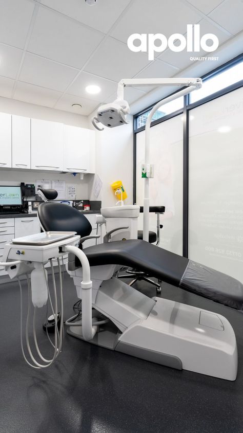 Black and white dental surgery featuring black dental chair and white cabinetry Dental Clinic Interior Black And White, Black And White Dental Clinic, Black And White Dental Office, White Dental Clinic, Dentist Art, Dental Office Design Interiors, Dental Office Decor, Dental Center, Dental Office Design