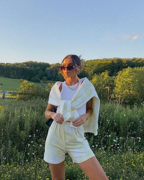 White Sweatshorts Outfit, Cute Sweats, Sweat Set, Mode Vintage, Spring Summer Outfits, Fashion Killa, Aesthetic Clothes, Fashion Inspo Outfits, Small Businesses