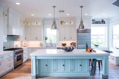 Coastal White Kitchen, Coastal Ideas, Coastal Kitchen Design, Coastal White, Beach Kitchens, Beach House Kitchens, White Kitchens, Coastal Kitchen, Kitchen Tile