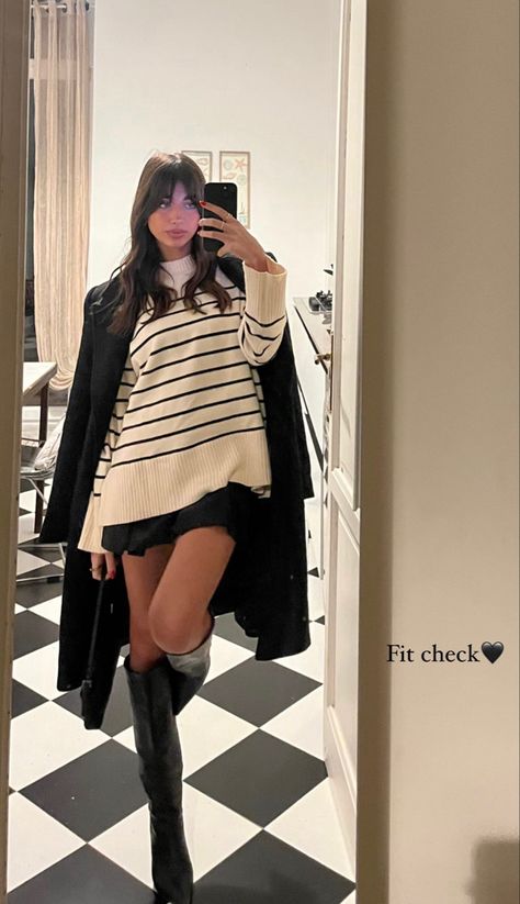 Paris Going Out Outfit, Zoe Calodoukas, Talk Black Boots Outfit, All Black Outfit For Work Chic, Second Date Outfit, Book Store Outfit, Outfit With Black Boots, 2023 Shoe Trends, Chic Outfits Winter