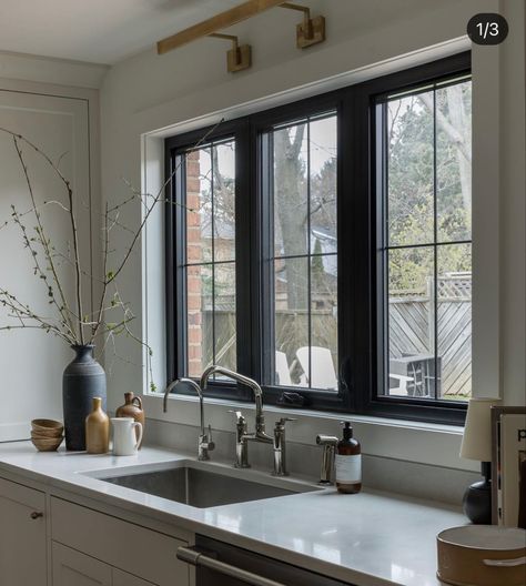 Black Windows Bathroom, Kitchen View Window, Kitchen With Black Window Frames, Black Windows Kitchen, Kitchen With Black Windows, Black Paned Windows, Plaster Kitchen, Kombuis Idees, Kitchen Window Ideas