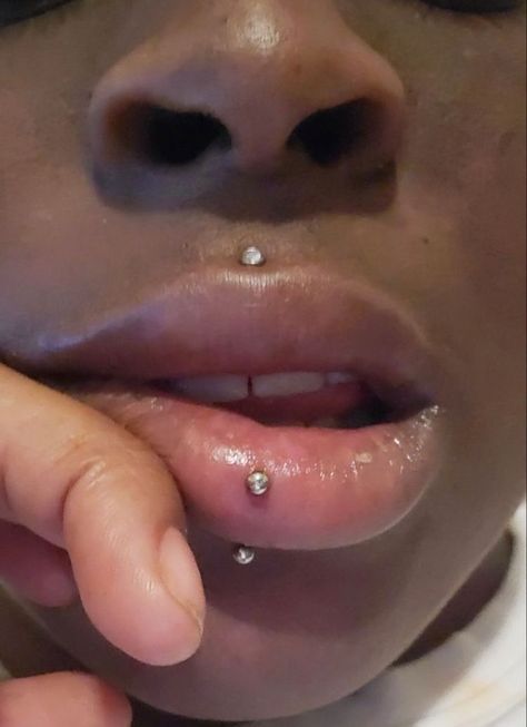 Vertical Labret Piercing Black Women, Lip Piercing Vertical Labret, Vertical Labret Piercing Aesthetic, Top Lip Piercing, Vertical Labret Jewelry, Cute Facial Piercings, Face Dermal Piercing, Face Dermal, Lip Piercing Labret