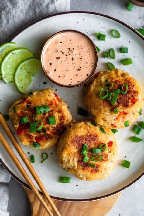 Sriracha Tuna Cakes - Dash of Mandi Sriracha Tuna, Spicy Tartar Sauce, Tartare Sauce, Recipes Chili, Canned Tuna Recipes, Tuna Cakes, Canned Tuna, Pasta Food, Pizza Food