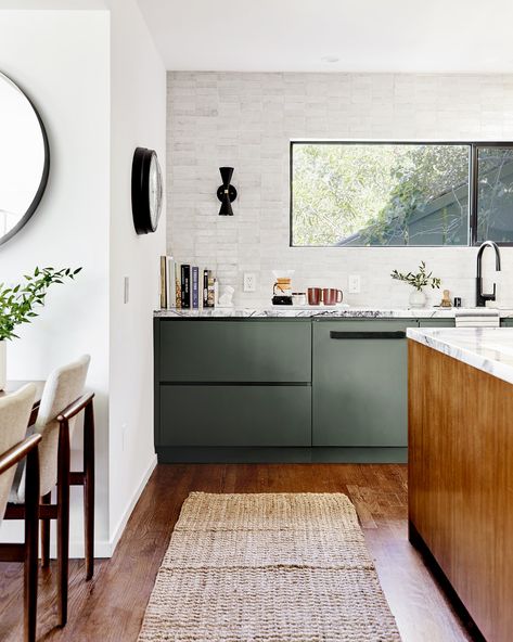 Midcentury Inspired Kitchen, Mid Century Modern Moulding, Midcentury Modern Kitchen Painted Cabinets, Mid Century Modern Open Floor Plan, California Aesthetic Kitchen, Cozy Contemporary Kitchen, Midcentury Modern Color Palette Home, Midcentury Modern Kitchen Ideas, Modern Kitchen Wood Cabinets