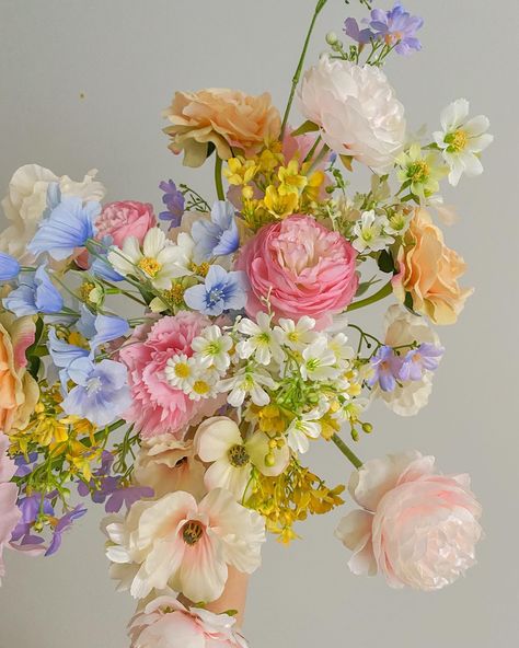 summer pastel bouquets are a must 🌷🧚🏻 Pastel Flower Aesthetic, Pastel Spring Wedding Bouquet, Flowers Pastel, August Floral Arrangements, Pastel Flower Bouquet, August Flower, Garden Bouquet, Pastel Floral Arrangements, Pastel Wedding Bouquet