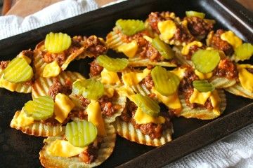 Sloppy Joe Nachos | Start by preheating the oven on medium broil. In a single layer, place the potato chips on a baking sheet. Spoon a generous amount of hot Sloppy Joes on each chip. Top with cheese and a pickle on each chip. Bake for 2-3 minutes under the broiler or until the potato chips just start to brown and the cheese is melted. 80s Recipes, 80s Party Foods, Food Nostalgia, 80s Food, Yummy Bites, Party Food Themes, Casino Party Foods, Sloppy Joes Recipe, Sugar Pie