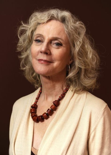 Blythe Danner Older Actresses, Blythe Danner, Advanced Style, Ageless Beauty, Aging Beautifully, Aging Gracefully, Fashion Tips For Women, Style Mistakes, Growing Old