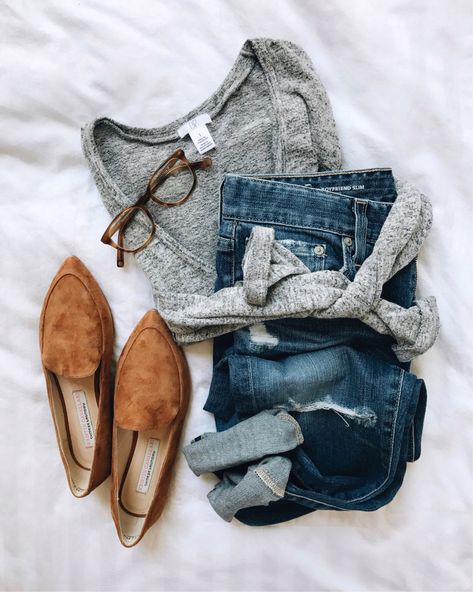 Ripped Jeggings, Austin Style, Ripped Knee Jeans, Tan Flats, Fall Fashion Trends Women, Flats Outfit, Cute Flats, Style Blogger, Casual Friday