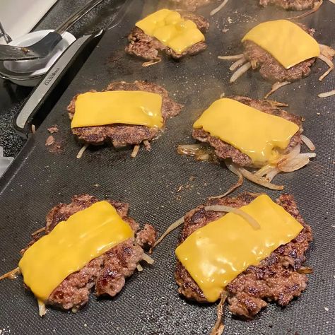 How a Professional Chef Makes Venison Smash Burgers Recipes For Deer Burger, Deer Burgers, Deer Burger Recipes Ground, Venison Burger Recipes, Deer Burger Recipes, Venison Meatballs, How To Cook Venison, Venison Burgers, Smash Burger Recipe