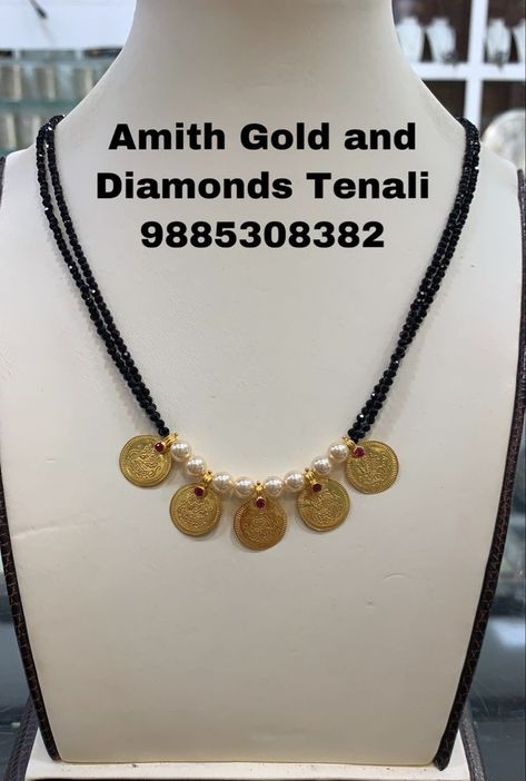 Nallapusalu With Kasulu, Kasulu With Black Beads, Neck Pieces Jewelry, Gold Jewelry Outfits, Black Beads Mangalsutra Design, Pearl Jewelry Design, Antique Jewellery Designs, Gold Jewelry Simple Necklace, Handmade Gold Jewellery