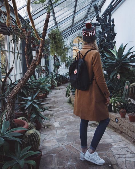 Camel Coat Outfit Classy, Winter Sneakers Outfit, Coat Outfit Casual, Camel Coat Outfit, White Sneakers Outfit, Fjällräven Kånken, Backpack Outfit, Parisienne Chic, Gel Lyte