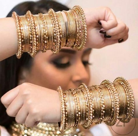 Pinterest: @cutipieanu Gold Chudiya Designs, Golden Bangles, Antique Jewellery Designs, Glass Bangles, Fancy Jewellery Designs, Bridal Fashion Jewelry, Indian Jewelry Sets, Bridal Bangles, Bangles Jewelry Designs