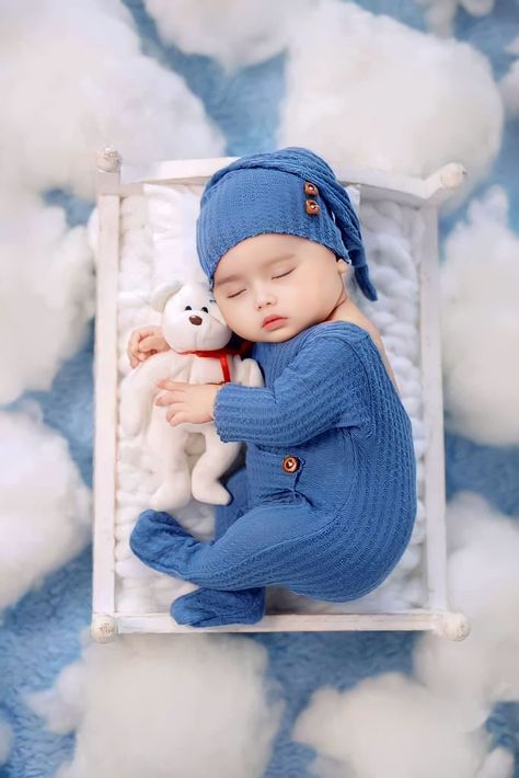 Baby Boy Monthly Pictures Ideas, Birthday Photoshoot Ideas Boys, Born Baby Photos, Baby Captions, Diy Newborn Photography, Newborn Photos Boy, Foto Newborn, Baby Announcement Pictures, Baby Pictures Newborn