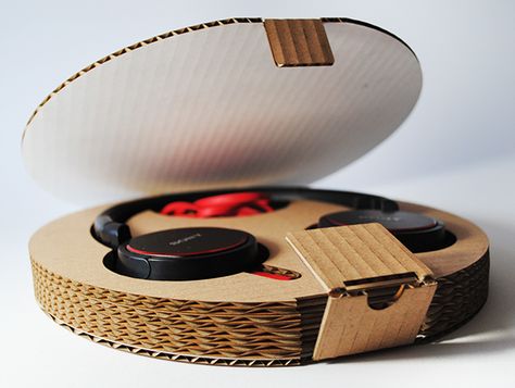 Packaging creation for headphones, a sustainable option to the plastic blister packs you normally see headphones packaged in. Cardboard Packaging Ideas, Packing Design Ideas, Headphones Packaging, Headphone Packaging, Packaging Design Box, Music Packaging, Sustainable Packing, Corrugated Packaging, Smart Packaging