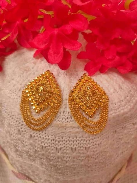 Dubai Gold Jewelry Earrings Jhumka, Gold Earrings Indian Wedding Bridal, Modern Gold Jewelry Indian, Gold Earrings Designs Indian, Dubai Gold Jewelry Earrings, Small Earrings Gold, 22k Gold Earrings, Unique Gold Jewelry, Bridal Jewellery Inspiration