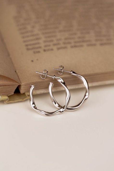 Simple Silver Hoop Earrings, Silver Jewellery Inspiration, Beautiful Jewelry Silver, Cute Earrings Aesthetic Simple, Silver Jewelry Delicate, Silver Cute Jewelry, Silver Earrings Aesthetic Vintage, Dainty Silver Earrings Aesthetic, Cute Earrings Aesthetic Silver