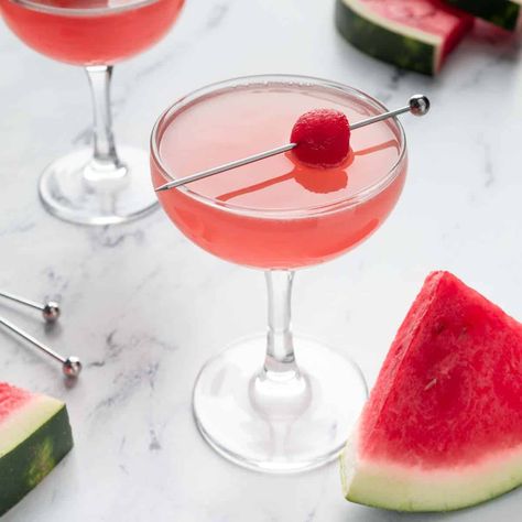 These cosmo style Watermelon Martinis are the BEST and most refreshing Summer cocktails! Make yours with gin or vodka! Christmas Martini Recipes, Watermelon Cocktail Recipes, Peach Rum, Butter Sauce For Pasta, Watermelon Martini, Ricotta Crostini, Watermelon Ball, Christmas Martini, Watermelon Cocktail