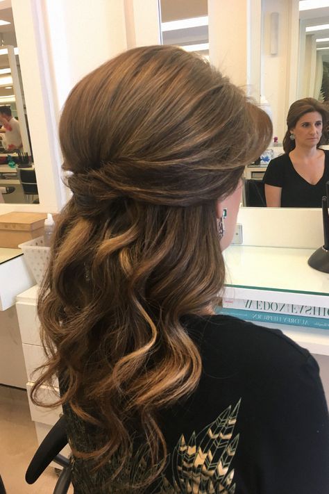 Completely dazzled by this half up half down look. Stay tuned for wedding style inspo, and drop a comment down here. Loose Curls Half Up Half Down, Hairstyles Ideas Easy, Hair Loose Waves, Down Wedding Hairstyles, Half Up Half Down Wedding, Beautiful Bridal Hair, Mother Of The Bride Hair, Bridal Hair Inspiration, Wedding Hair Down