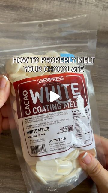 Anay Munoz Backdrops and Treats on Instagram: "How to properly melt your chocolate 
Using @50expressproducts from @bakers.express 
This white chocolate melts soooo beautifully and sooo easily!!
I think this will be my go to white chocolate from now on!!
#bakersexpress #meltingchocolate" How To Melt White Chocolate Chips, Chocolate Melts, Melting White Chocolate, White Chocolate Chips, Melting Chocolate, Melted Butter, White Chocolate, Chocolate Chip, Dinner Recipes