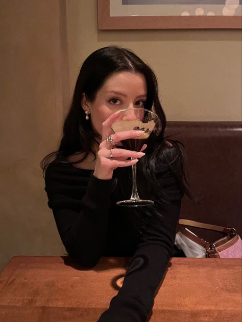 Posing With Cocktail, Instagram Pose Restaurant, Cocktail Poses Instagram, Pinterest Pictures Ideas, Restaurant Picture Poses, Dinner Pictures Ideas, Drinking Wine Instagram Pictures, Posing With Wine Glasses, Eating Pictures Aesthetic