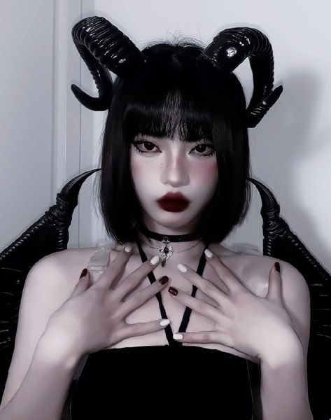 Egirl Pose, Succubus Costume, Egirl Poses, Succubus Cosplay, Demon Costume, Dark Beauty Fashion, Black Halloween Dress, Makeup Idea, Goth Beauty