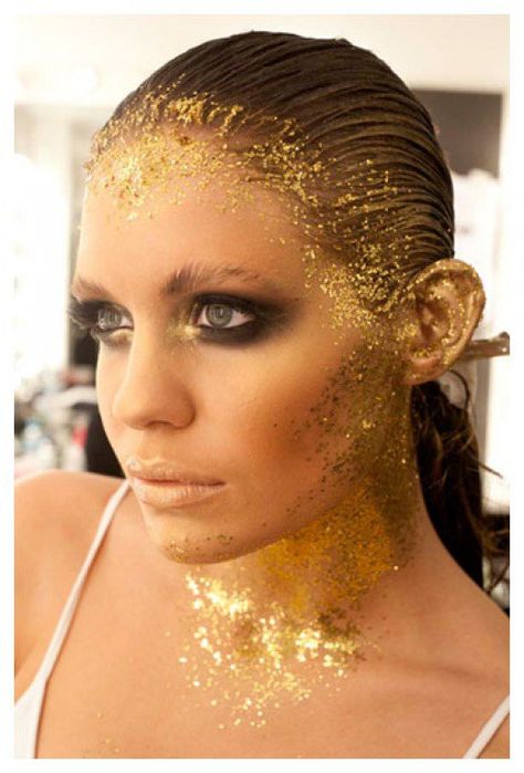 If you've never tried gold as a makeup choice, or if you're looking for more ideas, there is a group of ladies with a variety of gold makeup options to choose from. Alex Box, Editorial Make-up, Fantasy Make-up, Gold Makeup Looks, Avant Garde Makeup, Theatrical Makeup, Golden Goddess, Gold Makeup, Stage Makeup