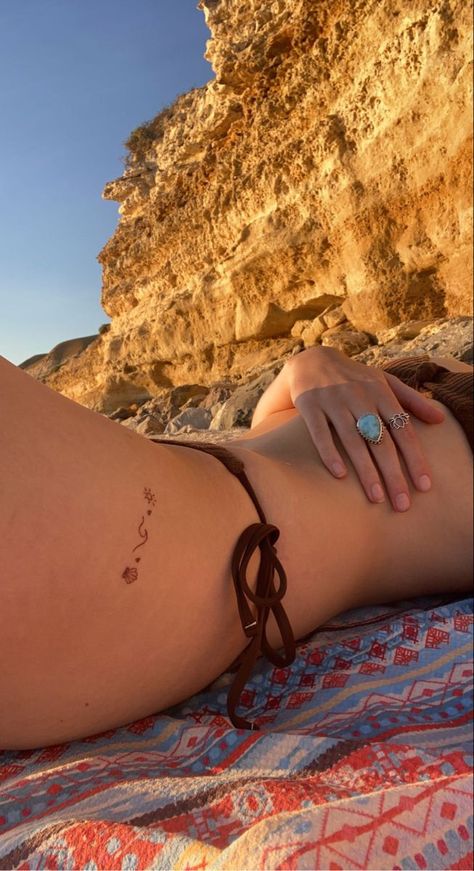 Beachy Tattoos, Seashell Tattoos, Tato Minimal, Waist Tattoos, Hidden Tattoos, Summer Tattoo, Hip Tattoos Women, Petite Tattoos, Discreet Tattoos