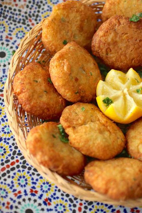 Iftar Recipes Pakistani, Moroccan Dishes, Potato Fritters, Iftar Recipes, Algerian Recipes, Tandoori Masala, Fritter Recipes, Moroccan Food, Ramadan Recipes