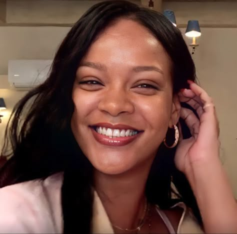 Rihanna Makeup Looks Natural, Aesthetic Paparazzi, Disposable Camera Party, Aesthetic Rihanna, Rihanna Meme, Film Disposable Camera, Kylie King, Rihanna Aesthetic, Rihanna Face