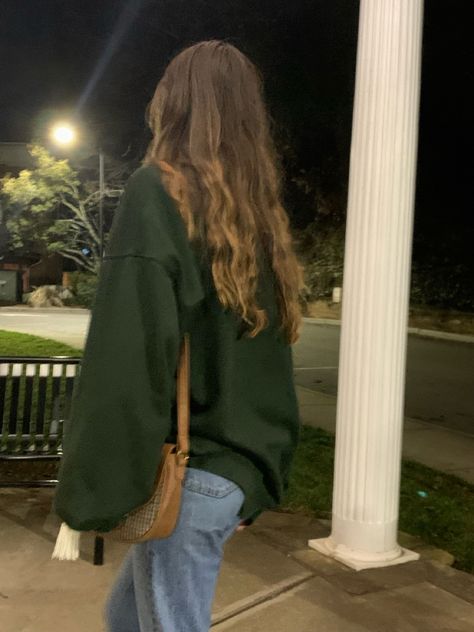 Erica Sweatshirt Brandy Melville, Oversized Sweatshirt Outfit Aesthetic, Brandy Melville Sweatshirt Outfit, Late Night Walk Outfit, Basic Sweatshirt Outfit, Oversize Crewneck Outfit, Lecture Outfits, Oversized Top Outfit, Brandy Melville Hoodies