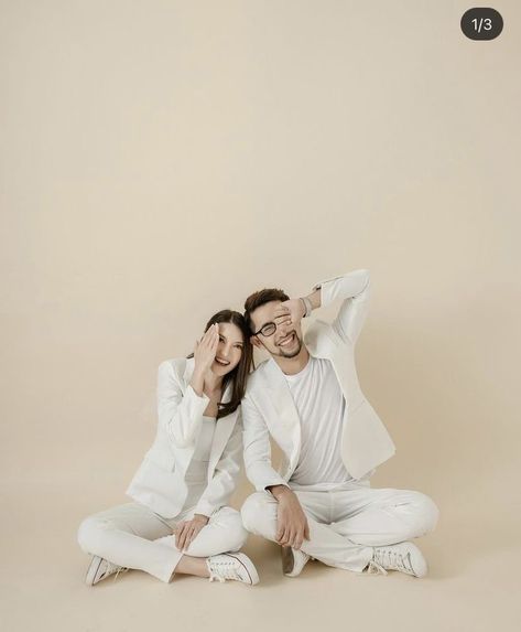 Korean Prenup Photoshoot Ideas Studio, Minimalist Prewedding Photoshoot, Korean Prewedding Photography Casual, Studio Prenup Shoot Ideas, Prewed Studio Casual, Foto Studio Couple Casual, Korean Prewedding Studio, Prewedding Photography Casual, Korean Prewedding Photography